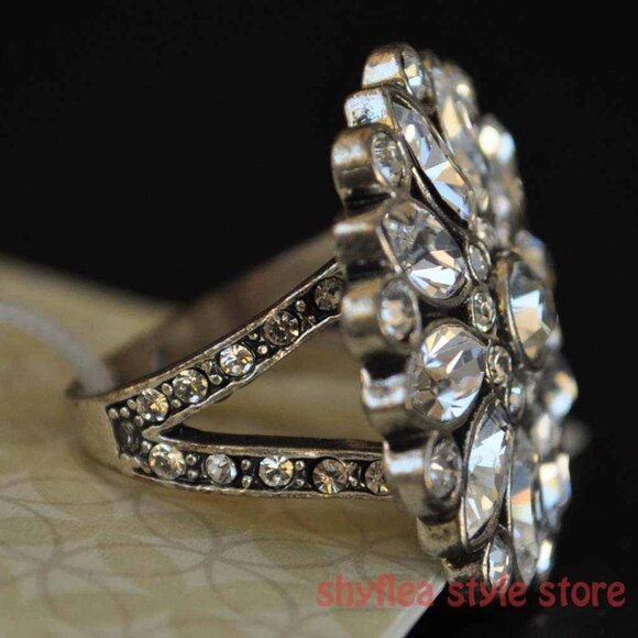 Fossil Cocktail Ring Glitzy Glass Stones Daisy Flower Statement Silver Tone Sz 7 - Picture 2 of 5